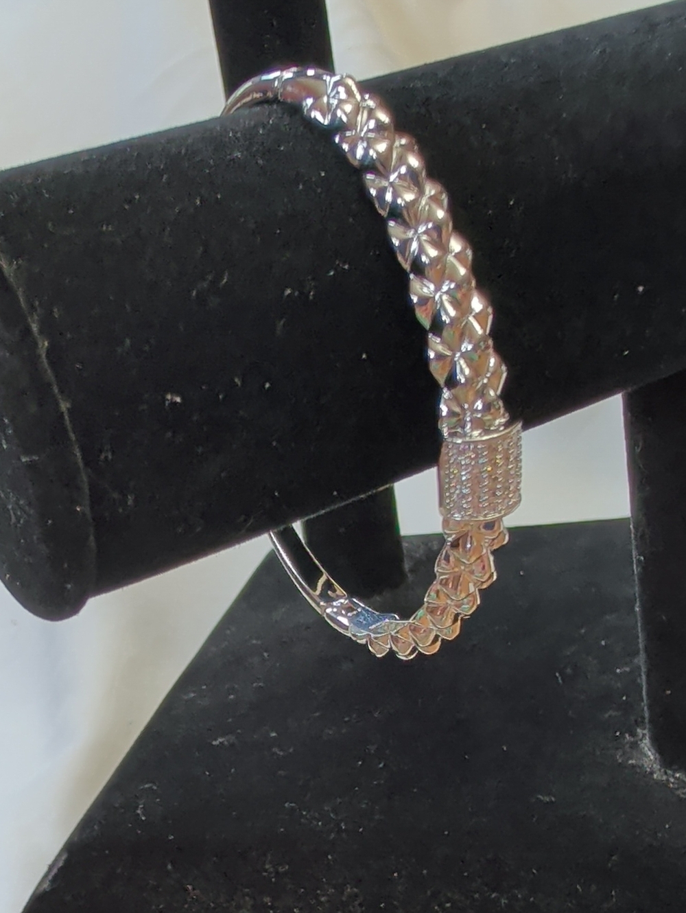 NWOT (408) White Gold Plated Textured Hinged Bangle Bracelet